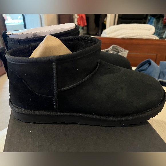 Ugg Classic Ultra Mini Boot, Black, Men’s Size 9, New in Box - Picture 6 of 9